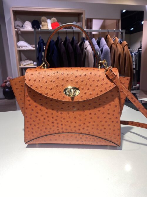 Skinnveske strutsepreget struktur cognac