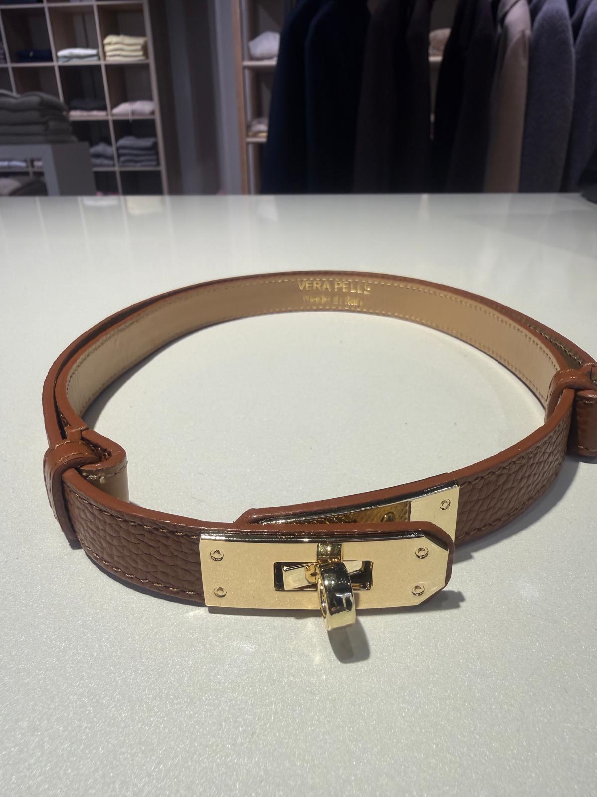 Skinnbelte med eksklusiv gullspenne Cognac