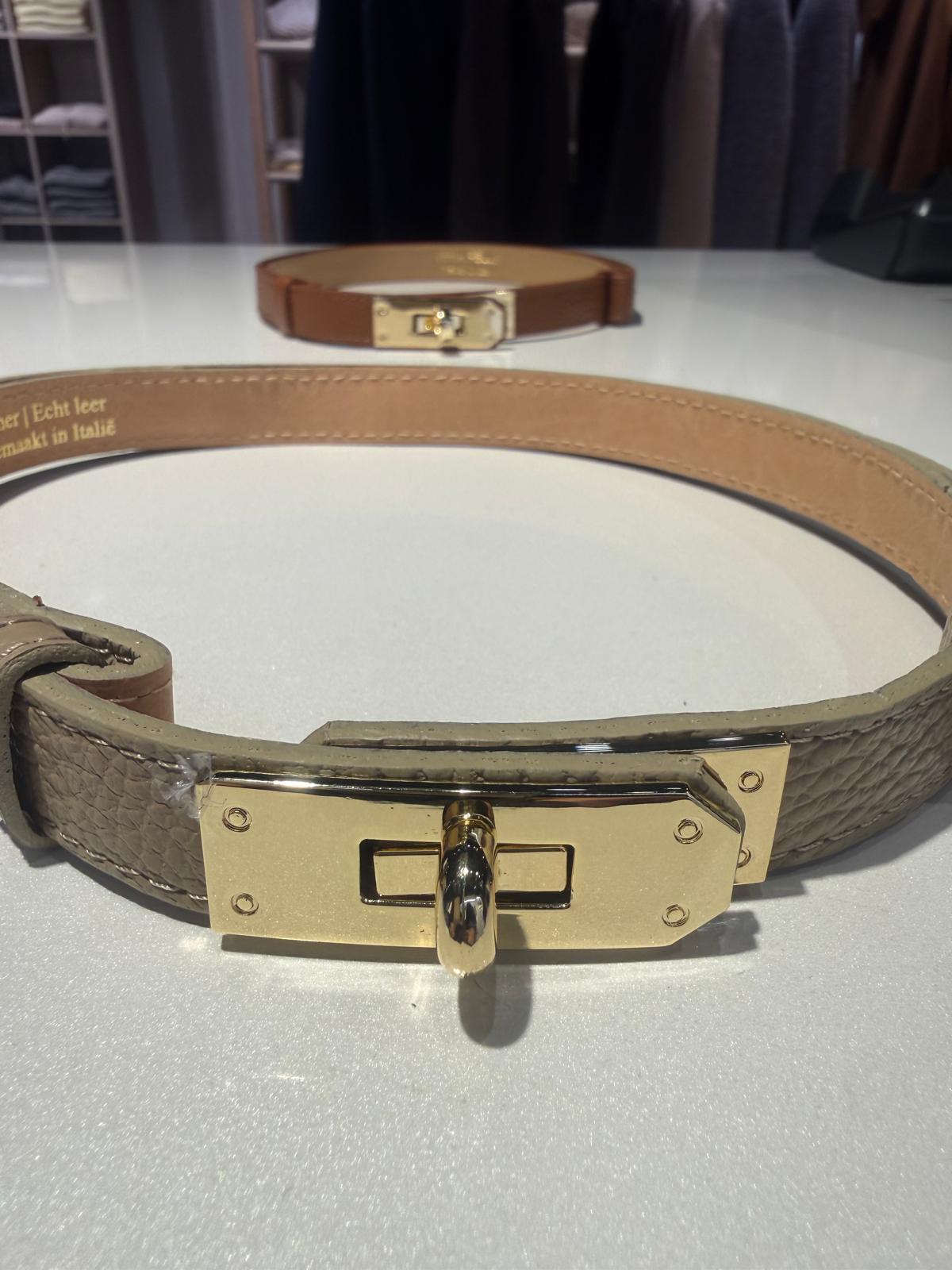Skinnbelte med eksklusiv gullspenne Beige